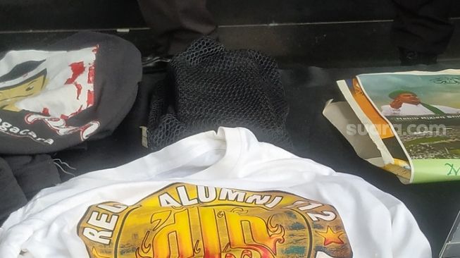 Baju Alumni 212 jadi barang bukti kasus penangkapan terduga teroris yang dirilis Polda Metro Jaya.  (Suara.com/M Yasir)