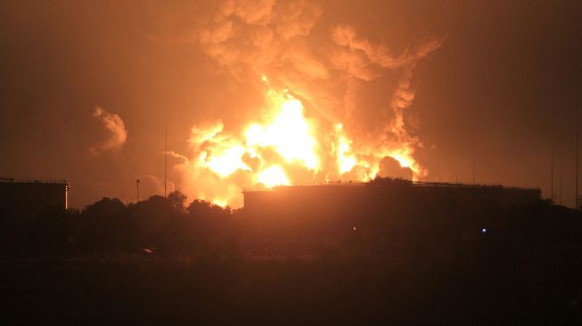 Api membumbung tinggi saat terjadi kebakaran di kompleks Pertamina RU VI Balongan, Indramayu, Jawa Barat, Senin (29/3/2021) dini hari.  ANTARA FOTO/Dedhez Anggara
