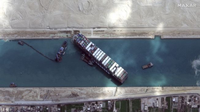 Kocak! Meme 'Solusi' Cara Pindahkan Kapal Kargo Terjebak di Terusan Suez