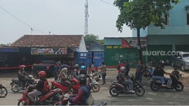 Lokasi penangkapan teroris di Jalan Raya Cikarang-Cibarusah, Kabupaten Bekasi di garis polisi, Senin (29/3/2021). (Suara.com/Imam)