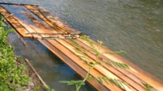 Temuan sejumlah kayu yang sudah dipotong dalam bencana banjir di Pesisir Selatan. [ist]