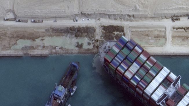 Kapal kargo terjebak di Terusan Suez, Ever Given. [Satellite image ©2021 Maxar Technologies/AFP]