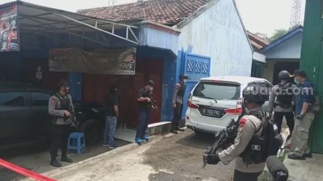 Lokasi penangkapan teroris di Jalan Raya Cikarang-Cibarusah, Kabupaten Bekasi di garis polisi, Senin (29/3/2021). (Suara.com/Imam)