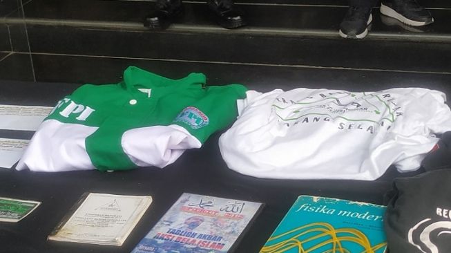 Baju FPI, LPI hingga Alumni 212 jadi barang bukti kasus penangkapan terduga teroris yang dirilis Polda Metro Jaya. (Suara.com/M yasir)