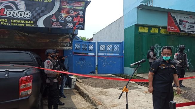 Lokasi penangkapan teroris di Jalan Raya Cikarang-Cibarusah, Kabupaten Bekasi di garis polisi, Senin (29/3/2021). (Suara.com/Imam)