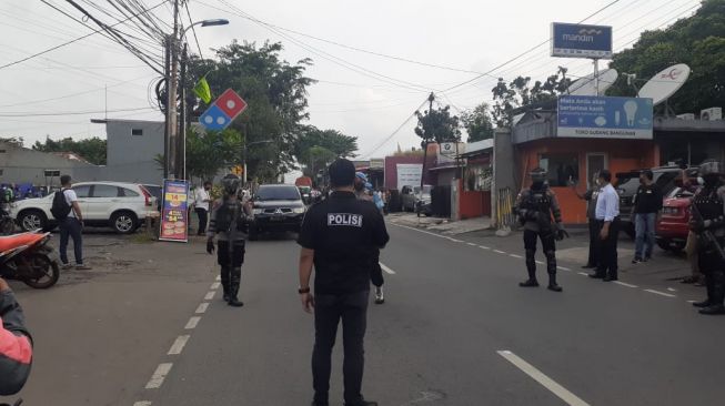 Aparat polisi saat meledakkan barang bukti terkait penangkapan terduga teroris di Condet, Jaktim. (Saura.com/Yaumal)