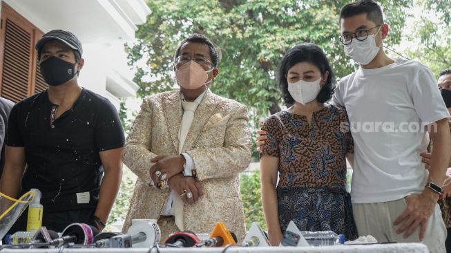 Istri Pengacara Hotma Sitompul, Desiree Tarigan (kanan) didamping kuasa hukumnya, Hotman Paris (tengah) dan anaknya Bambang Raguna Bukit (kiri) saat menggelar konferensi pers terkait masalah rumah tangganya di Kawasan Cipete, Jakarta Selatan, Senin (29/3/2021). [Suara.com/Alfian Winanto]