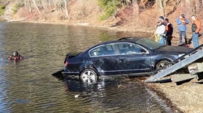 Pemobil Ini Mengaku Disuruh Nyebur Danau oleh GPS, Nurut Nggak Pakai Lama