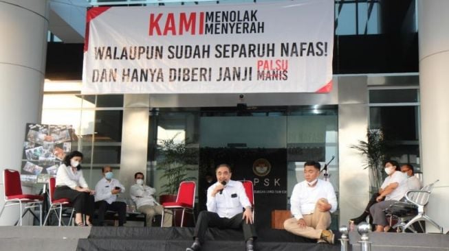 Ketua LPSK Hasto Atmojo memberikan pernyataan dihadapan sejumlah pegawai honorer LPSK yang menggelar aksi demo menuntut jadi ASN di depan kantor LPSK di Ciracas, Jakarta Timur, Senin (29/3/2021). [Ist]