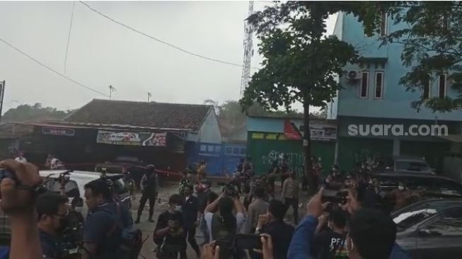 Warga dan wartawan kocar kacir ada ledakan di lokasi penangkapan teroris di Cibarusah Cikarang, Kabupaten Bekasi. (Suara.com)