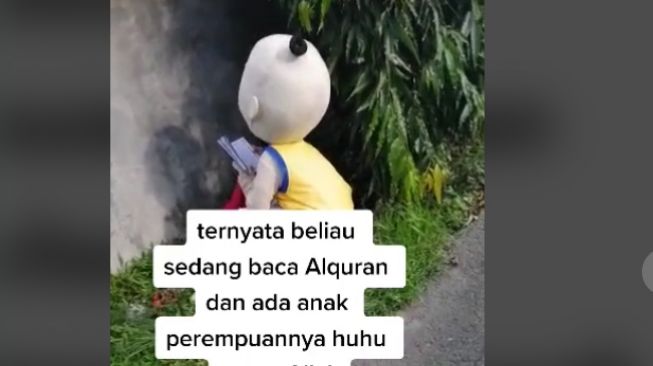 Pria berkostum badut baca Alquran (TikTok).