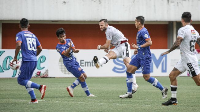 Pemain Bali United Ilija Spasojevic melepaskan tembakan ke gawang Persiraja dalam pertandingan Piala Menpora 2021, Senin (29/3/2021), di Stadion Maguwohargo. [Foto: Bali United]