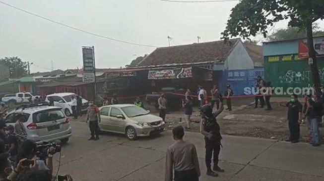 Warga dan wartawan kocar kacir ada ledakan di lokasi penangkapan teroris di Cibarusah Cikarang, Kabupaten Bekasi. (Suara.com)