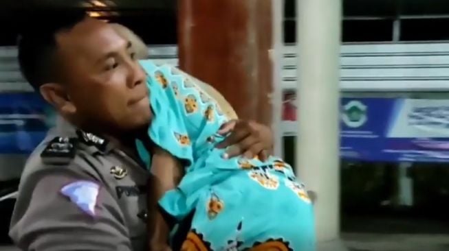 Evakuasi Nenek Ngesot Puluhan Tahun di Pasar, Aksi Polisi Ini Banjir Pujian