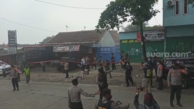 Warga dan wartawan kocar kacir ada ledakan di lokasi penangkapan teroris di Cibarusah Cikarang, Kabupaten Bekasi. (Suara.com)