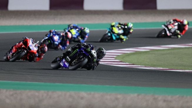 Pebalap tim Monster Energy Yamaha MotoGP Maverick Vinales menjalani Grand Prix Qatar di Sirkuit Internasional Losail. (28/3/2021) (AFP/Karim Jaafar)