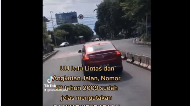 Mobil Mercy menghalangi laju mobil damkar saat bertugas (Facebook)