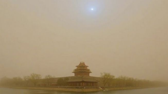 Matahari Berubah Biru dan Langit Jadi Kuning di Beijing