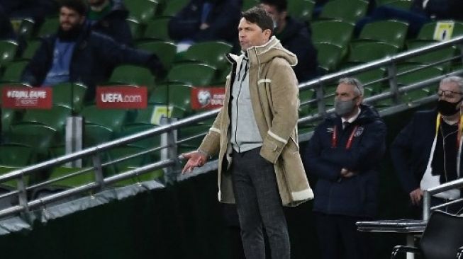 Pelatih Luksemburg Luc Holtz di pinggir lapangan saat skuatnya menghadapi Republik Irlandia pada Grup A Kualifikasi Piala Dunia 2022 zona Eropa di Aviva Stadium, Dublin. CLODAGH KILCOYNE / POOL / AFP