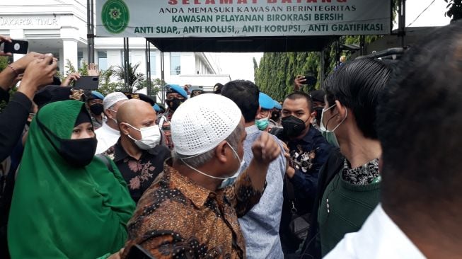 Tak Bisa Masuk PN, Sejumlah Pengacara Habib Rizieq Protes Polisi