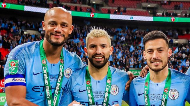 Dari kiri: Vincent Kompany, Sergio Aguero, dan David Silva, saat merayakan gelar juara Carabao Cup atau Piala Liga Inggris. [Dok. Twitter@brfootball]