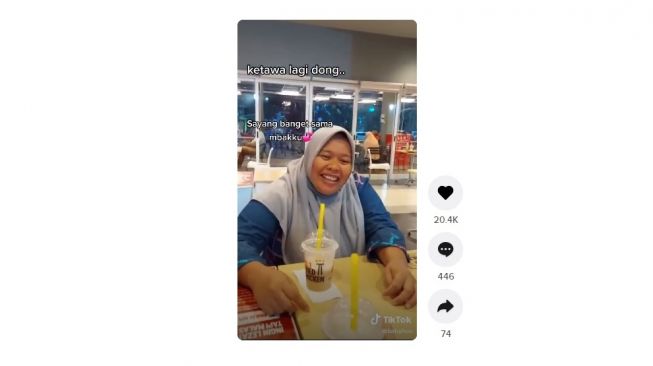 Ajak ART makan KFC reaksinya bikin haru. [TikTok]