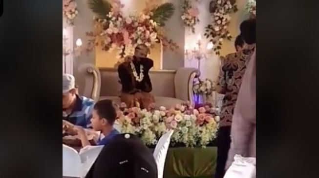 Sedih, Pengantin Pria Menangis Tak Didampingi Mempelai Wanita di Pelaminan