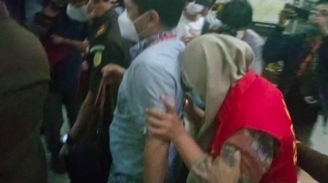 Jelang Magrib, Empat Tersangka Korupsi Pembangunan Masjid Sriwijaya DItahan