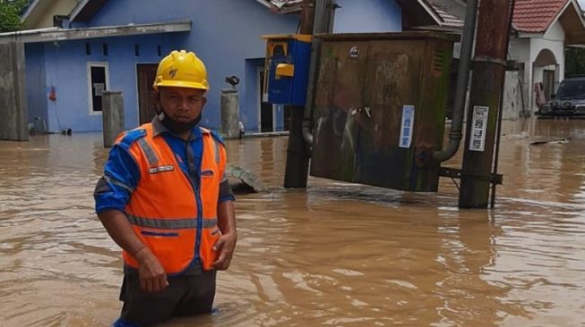 Banjir di Pekanbaru, PLN Putus Aliran Listrik Pemukiman Warga