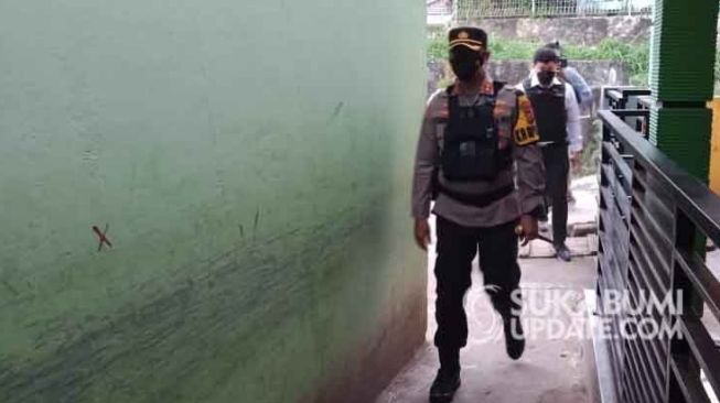 Kapolres Sukabumi AKBP M Lukman Syarif di lokasi rumah terduga teroris di Sukabumi, Senin (29/3/2021). [Foto: Sukabumiupdate.com]