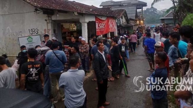 Penggeledahan rumah terduga teroris di Kampung Limbangan RT 14/3 Desa Cibodas, Kecamatan Bojonggenteng, Kabupaten Sukabumi, Jawa Barat pada Senin (29/3/2021) sore, menjadi ajang tontonan warga. [Foto: Sukabumiupdate.com]