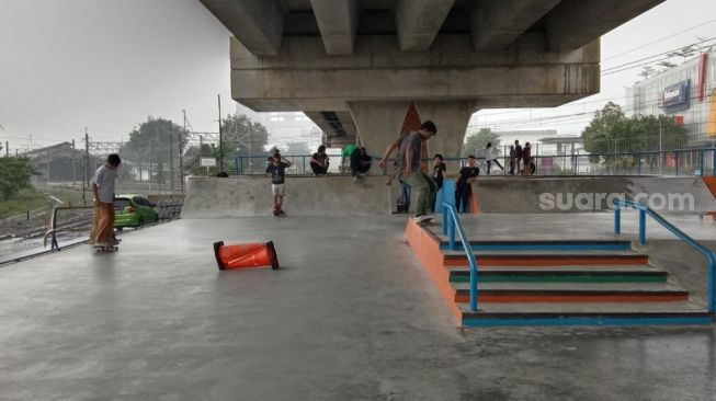 Tak Kalah dari Jakarta! Serunya Main Skateboard di Kolong Flyover Purwosari