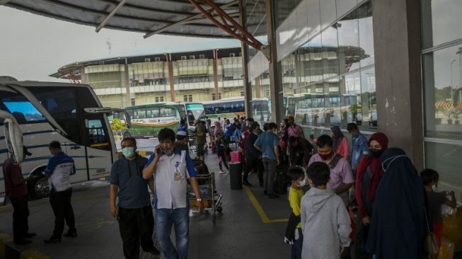 Calon penumpang menunggu jadwal keberangkatan bus di Terminal Terpadu Pulo Gebang, Jakarta, Jumat (26/3/2021). [ANTARA FOTO/Galih Pradipta] 