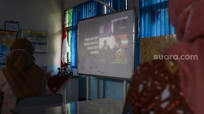 Guru dan Orang Tua murid melaksanakan simulasi sekolah tatap muka Hybrid di SMP Negeri 255, Jakarta Timur, Selasa (30/3/2021). [Suara.com/Alfian Winanto]