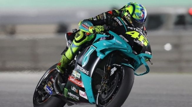 Rider Petronas Yamaha SRT Valentino Rossi melaju saat balapan MotoGP Qatar di Losail International Circuit. KARIM JAAFAR / AFP