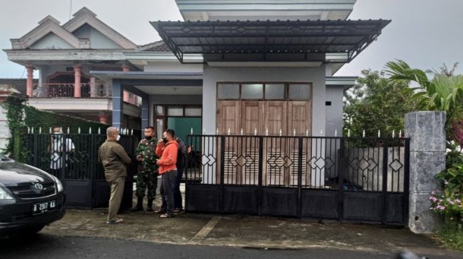 Rumah terduga teroris di Tulungagung usai digeledah tim densus 88 antiteror [Foto: Antara]