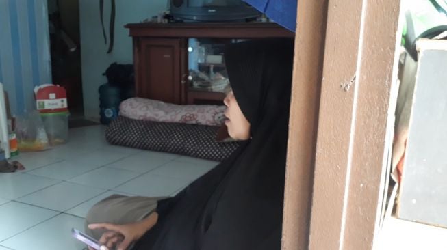 Istri ojek online teroris Ciputat merasa aneh suaminya dituduh terlibat aksi teror bom. Padahal, AJ, terduga teroris Ciputat tidak bisa betulkan kabel putus.