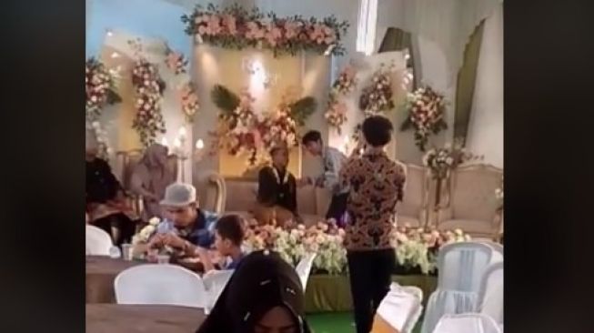 Pengantin menangis di pelaminan tanpa mempelai wanita. (TikTok/@s.t.s.s.lianar1)