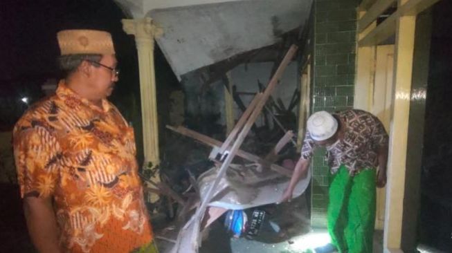 Dua Rumah Warga Jember Hancur Tertimpa Pagar Tembok, Tetangga Malah Cuek