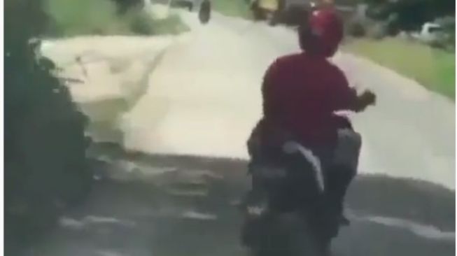 Aksi Nekat Pemotor Siksa Kendaraan di Jalan, Ban Bocor Tetap Dikendarai