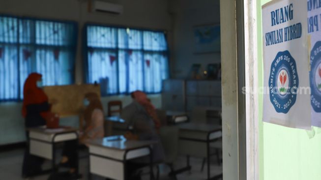 Guru dan Orang Tua murid melaksanakan simulasi sekolah tatap muka Hybrid di SMP Negeri 255, Jakarta Timur, Selasa (30/3/2021). [Suara.com/Alfian Winanto]