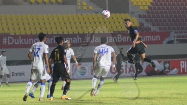 Arema FC bertemu PSIS Semarang dalam laga lanjutan Piala Menpora 2021 pada pertandingan yang digelar di Stadion Manahan Solo, Selasa (30/3/2021). Ini merupakan laga penentu kedua tim untuk lolos di babak selanjutnya. Sementara Arema FC dan PSIS sama kuat 1-1 di babak pertama. [Ayosemarang.com/Budi Cahyono]