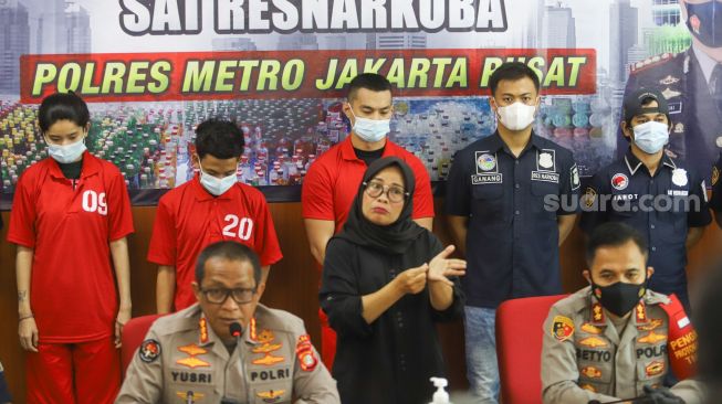 Aktor Agung Saga dihadirkan saat rilis kasus narkoba yang menjeratnya di Polres Metro Jakarta Pusat, Rabu (31/3/2021). [Suara.com/Alfian Winanto]