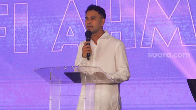 Artis dan Chairman Rans Cilegon FC, Raffi Ahmad memberikan sambutan saat peluncuran tim Rans Cilegon FC di Jakarta Utara, Rabu (31/3/2021). [Suara.com/Alfian Winanto]