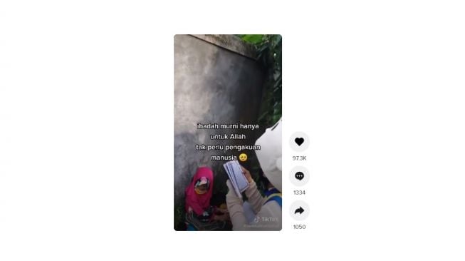 Badut baca Al-Qur'an di pinggir jalan. [TikTok]