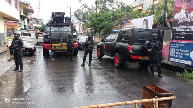 Polisi mengamankan paket mencurigakan bertuliskan Islam X yang tergeletak di Jalan Sungai Pareman Makassar, Rabu 31 Maret 2021 / [SuaraSulsel.id / Istimewa]