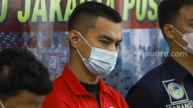 Aktor Agung Saga dihadirkan saat rilis kasus narkoba yang menjeratnya di Polres Metro Jakarta Pusat, Rabu (31/3/2021). [Suara.com/Alfian Winanto]