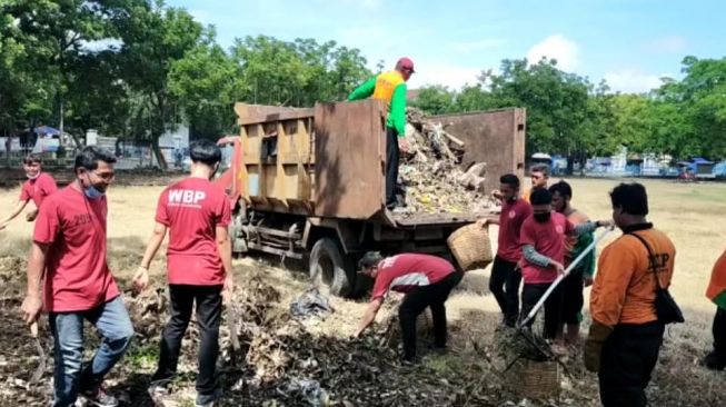 Unik Lur! Puluhan Warga Binaan Rutan Solo Bersihkan Alun-alun Keraton