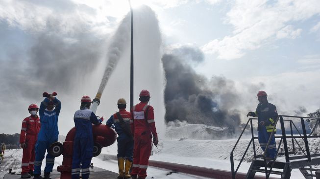 Tim HSSE & Fire Fighter Pertamina berupaya memadamkan api di lokasi insiden terbakarnya tangki penyimpan BBM di Kilang Balongan RU VI, Indramayu, Jawa Barat, Rabu (31/3/2021). [ANTARA FOTO]