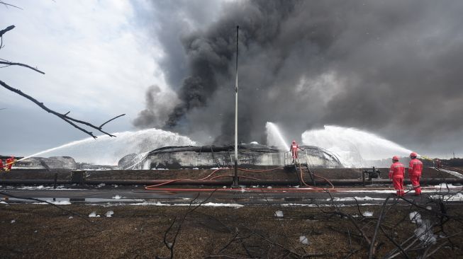 Tim HSSE & Fire Fighter Pertamina berupaya memadamkan api di lokasi insiden terbakarnya tangki penyimpan BBM di Kilang Balongan RU VI, Indramayu, Jawa Barat, Rabu (31/3/2021). [ANTARA FOTO]